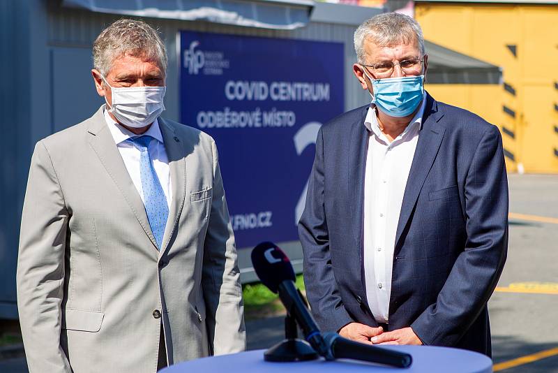 Slavnostní otevření covid centra ve Fakultní nemocnici Ostrava. Zleva Ivo Vondrák a Jiří Havrlant, 12. srpna 2020.
