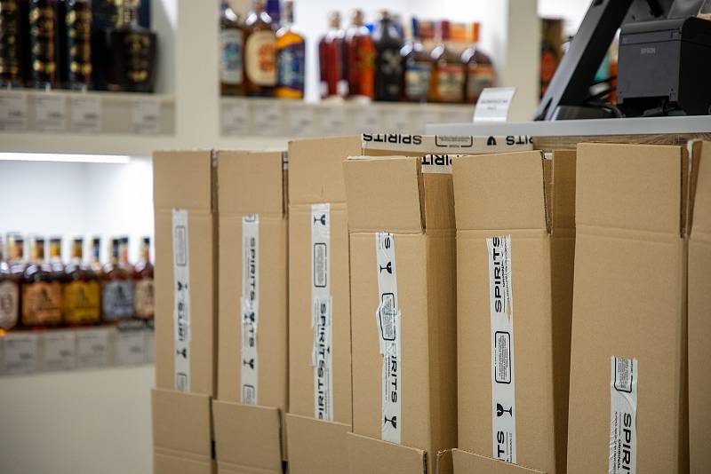Alkohol v prodejně společnosti SPIRITS ORIGINAL. Nespresso a alkotéka s výběrem více než 300 druhů lahví alkoholu, 26. listopadu 2020 v Ostravě.