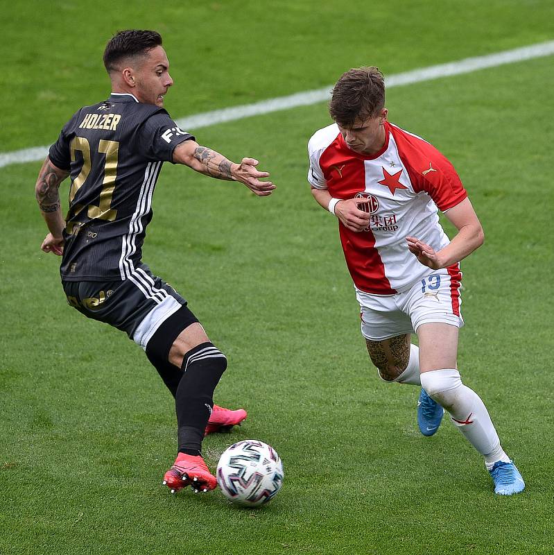 Utkání 29. kola první fotbalové ligy: FC Baník Ostrava - SK Slavia Praha, 10. června 2020 v Ostravě. Zleva Daniel Holzer z Ostravy a Patrik Hellebrand ze Slavie.