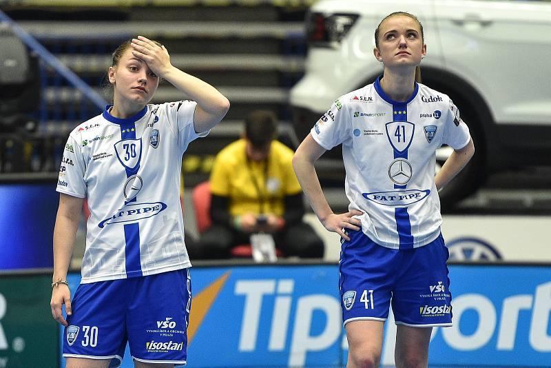 Superfinále play off florbalové superligy žen: 1. SC Tempish Vítkovice - Fetpipe Florbal Chodov, 14. dubna 2019 v Ostravě. Na snímku smutek Chodova (Tereza Peštová a Markéta Svačinová).