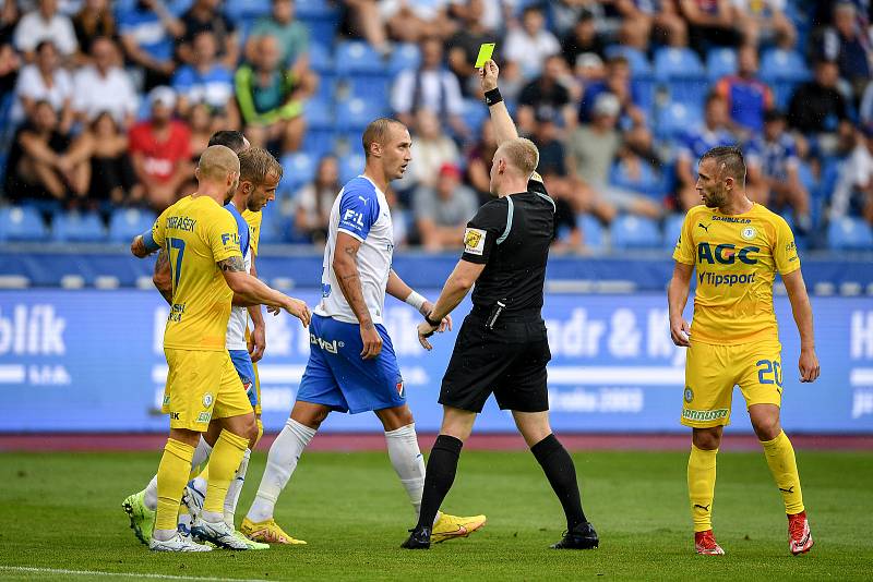 Utkání 4. kol první fotbalové ligy: Baník Ostrava - FK Teplice, 20. srpna 2022, Ostrava. (střed) Jiří Klíma z Ostravy a rozhodčí Jan Petřík