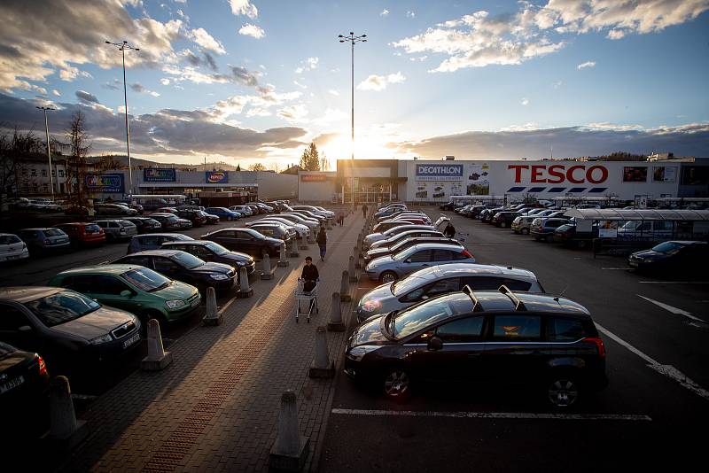 Parkoviště u supermarketů a obchodních center na Moravě a ve Slezsku. Archivní snímek.