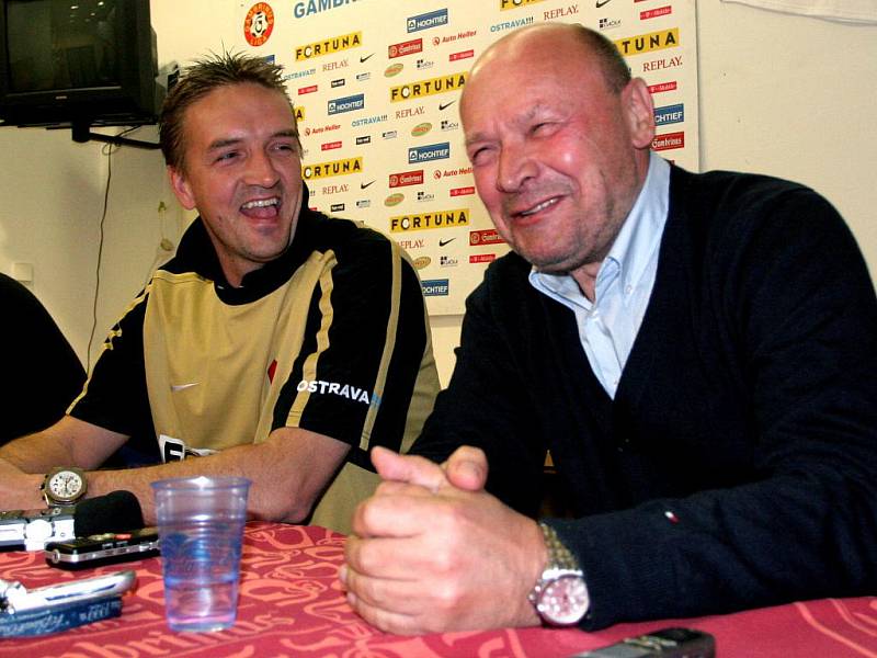 Tomáš Petera i Miroslav Koubek mají důvod k úsměvu. Baník skončil v lize třetí a po dvou letech si opět zahraje Evropskou ligu.
