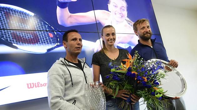 Tenistka Petra Kvitová přiznala, že tvoří pár se svým trenérem Jiřím Vaňkem (vpravo). Na snímku během tiskové konferenci po příletu z Melbourne 28. ledna 2019 v Praze.