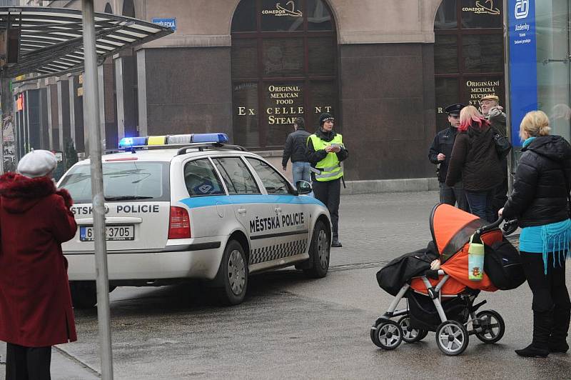 Policisté v pátek v poledne uzavřeli kvůli hrozbě bombou Nádražní ulici v centru Ostravy a odkláněli tramvajovou dopravu.