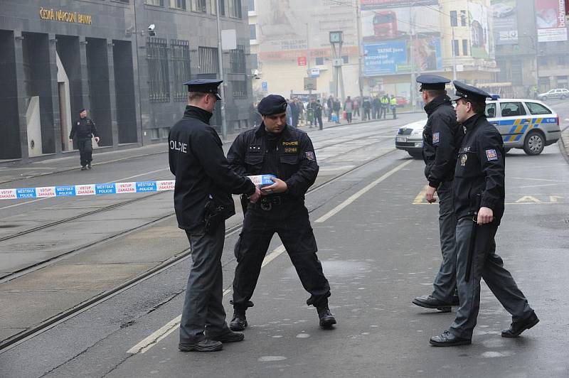 Policisté v pátek v poledne uzavřeli kvůli hrozbě bombou Nádražní ulici v centru Ostravy a odkláněli tramvajovou dopravu.