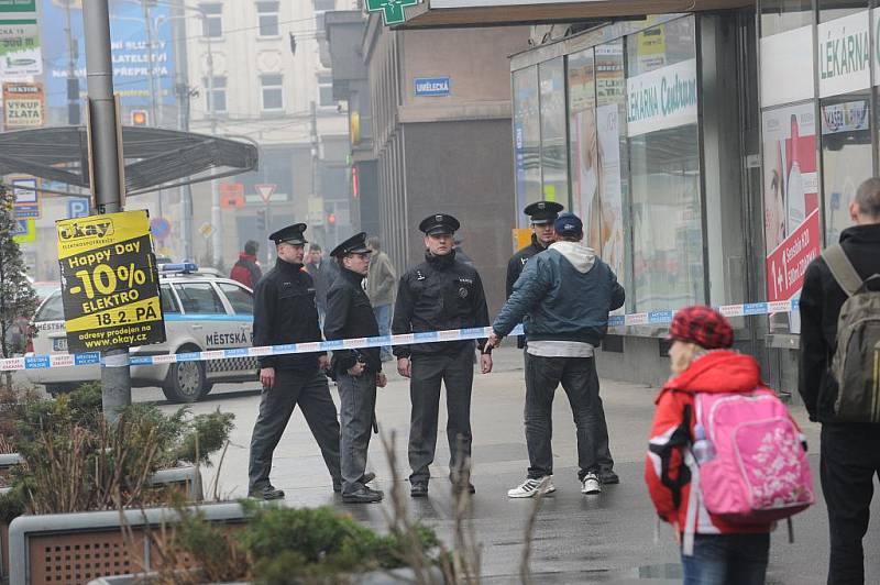 Policisté v pátek v poledne uzavřeli kvůli hrozbě bombou Nádražní ulici v centru Ostravy a odkláněli tramvajovou dopravu.