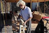 Minimálně deset hodin denně pracuje řezbář Jan Czupryniak na výrobě řetězu, který vzniká z jednoho kusu dřeva a není nikde přerušen.