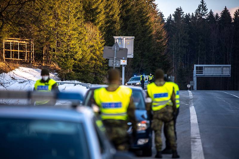 Policie ČR a vojáci začali nařízením vlády ČR kontrolovat, jestli lidé dodržují nová protiepidemická opatření omezující volný pohyb mezi okresy. 6. března 2021 na Horní Bečvě.