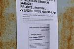 PROTEST. Samozřejmě ne všem majitelům a uživatelům garáží se záměry úředníků líbí, chystají se to s nimi vyříkat si. 