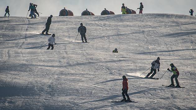 I přes vládní nařízení ski areál Vaňkův kopec spustil provoz vleku, 31. ledna 2021 v Horní Lhotě.