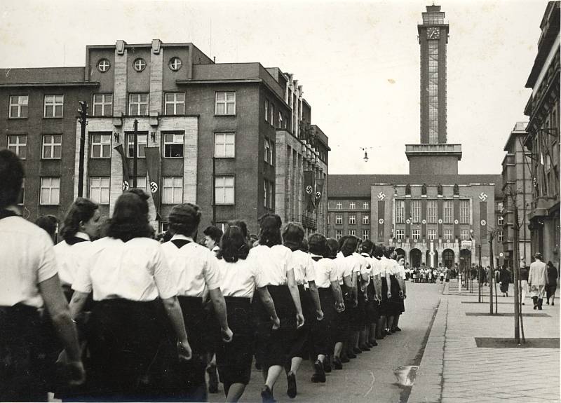  Pochod německých dívek k ostravské Nové radnici, kde se 15. března 1939, kde s vzdával hold Adolfu Hitlerovi