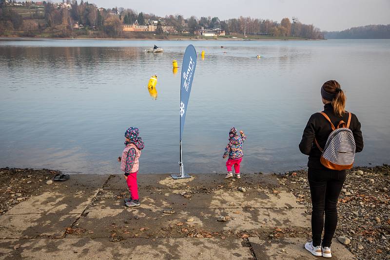 Charitativní plavecká akce Kamilovy míle, kterou uspořádal spolek plavců Zimní koupelníci, 13. listopadu 2021, Žermanická přehrada.