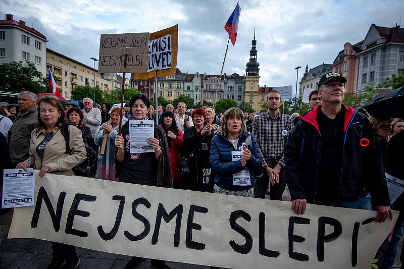 Demonstrace za nezávislou justici a proti vládě na Masarykově náměstí v Ostravě, 28. května 2019.