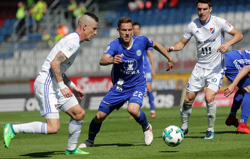 Derby Sigma vs. Baník táhne. Snímky z předchozího derby na Andrově stadionu a odjezd (příjezd) fanoušků Baníku do Olomouce.