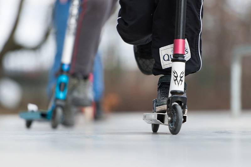 BIKEPARK. Do porubského skateparku pod Biskupským gymnáziem se sjíždějí teenageři z celého kraje. Od července jich ještě přibude, dočkají se totiž i speciální dráhy určené pro kola a koloběžky.