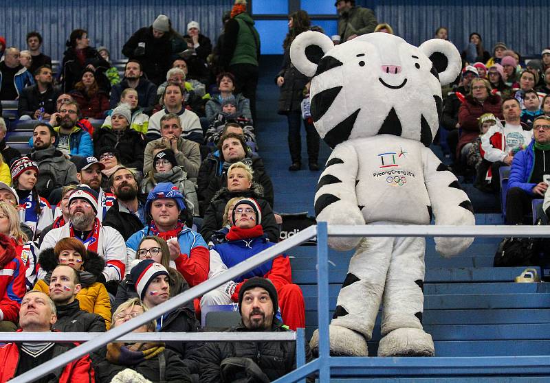 Olympijský festival u Ostravar arény.Fanoušci fandí při hokejovém utkání mezi Českem a KanadouMaskot Olympiády