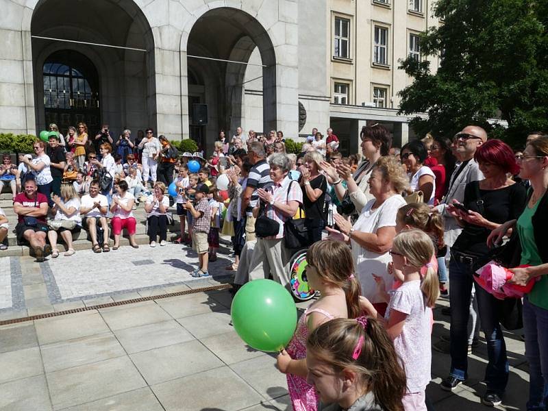 Začátek Festivalu v ulicích přilákal tisíce lidí. Bohatý program bude pokračovat ještě v sobotu a neděli.