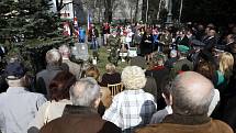 Památník připomínající popravu letců RAF, kteří se pokusili o útěk ze zajetí v Polsku, stojí v Ostravě-Hrabůvce už jednadvacet let. Včerejšího slavnostního ceremoniálu k 70. výročí této válečné události se zúčastnily i rodiny letců.