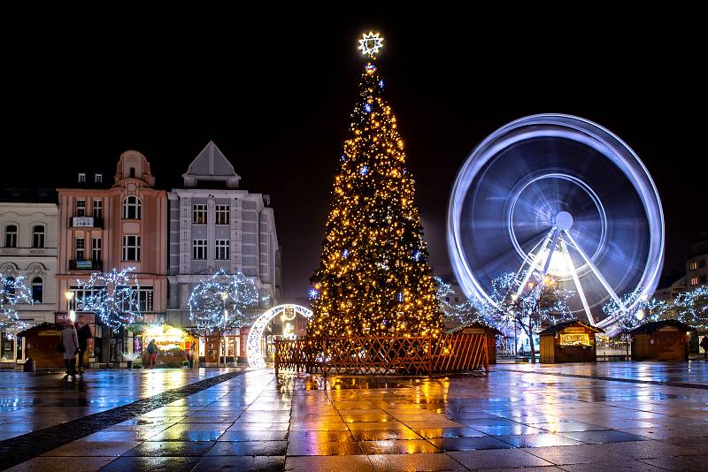 Vánoční trhy na Masarykově náměstí v Ostravě. Archivní foto.