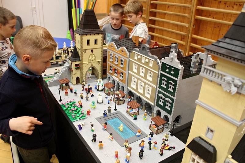 Inetraktivní výstava staveb ze stavebnice LEGO v tělocvičně v Ostravě-Plesné, 22. října 2022