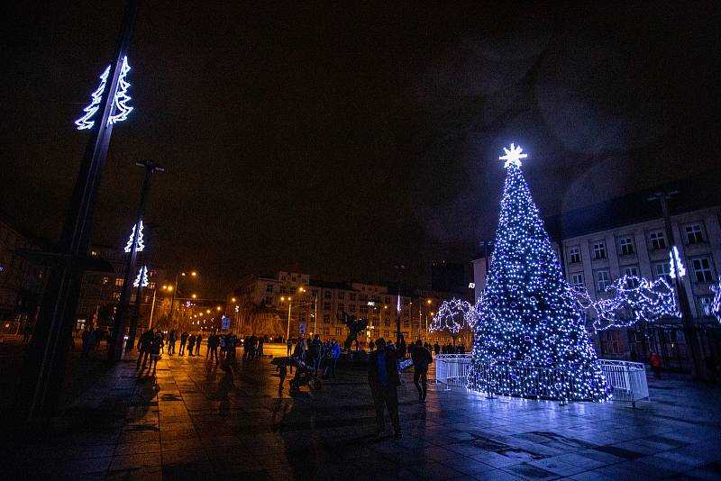 Vánoční strom na Prokešově náměstí v Ostravě.