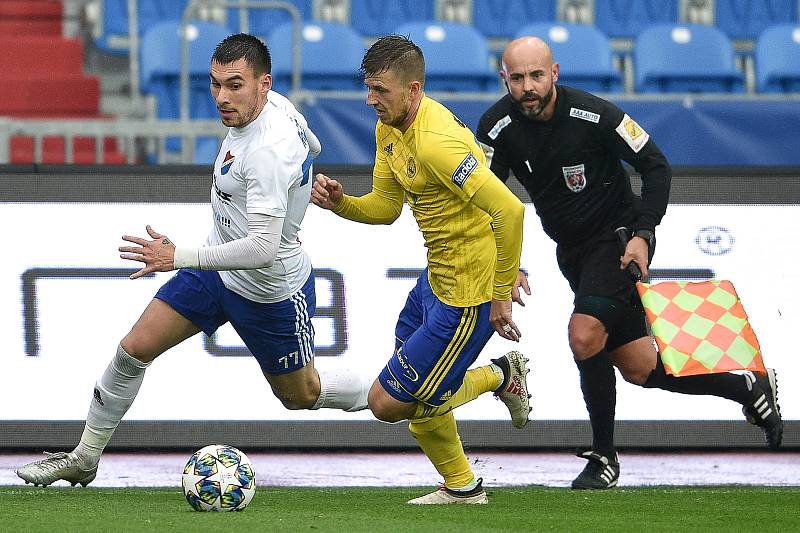 Utkání 12. kola první fotbalové ligy: Baník Ostrava - Fastav Zlín, 5. října 2019 v Ostravě. Na snímku (zleva) Rudolf Reiter a Lukáš Bartošák.