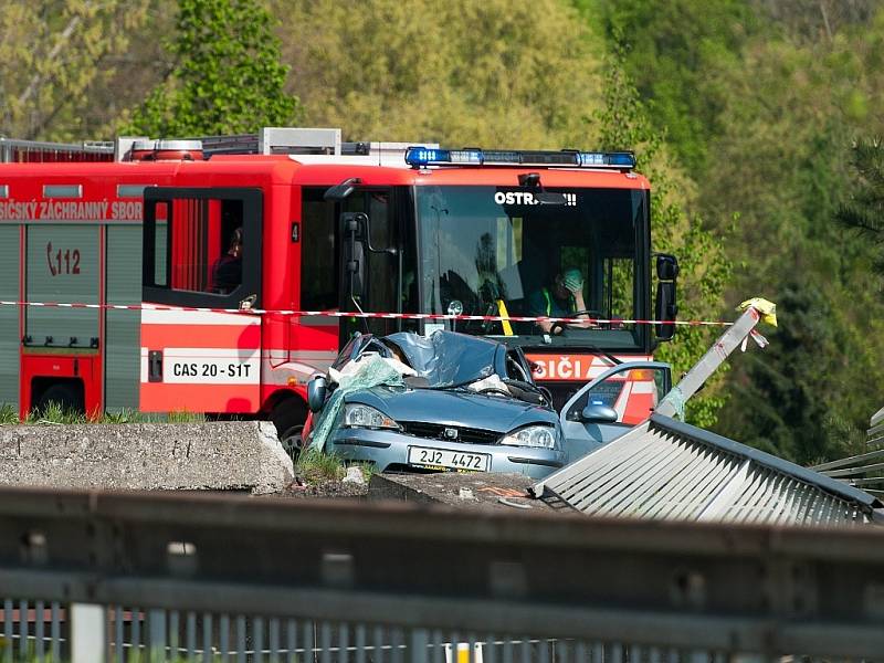 Tři muži utrpěli 5. května zranění při nehodě osobního automobilu Ford Focus v Ostravě-Hrabůvce. 