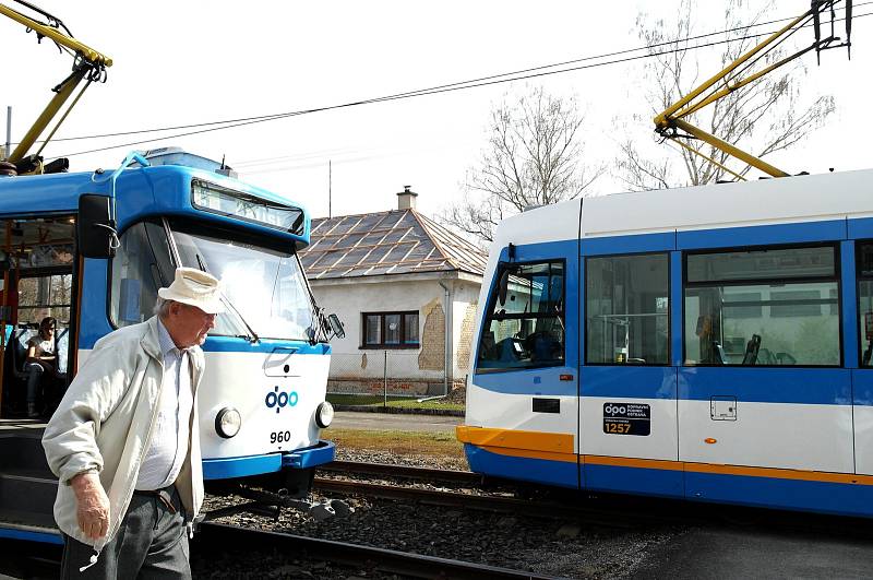 Křížení na trati u zastávky Vřesina, zprava jede tramvaj ze směru od Zátiší. Zde měl před deseti lety řidič počkat na soupravu v protisměru.
