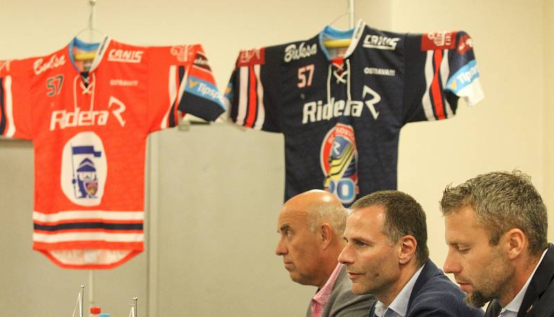 Snímek z tiskové konference HC Vítkovice Ridera 7. září 2018. Zleva Roman Vank, Petr Handl, Jakub Petr