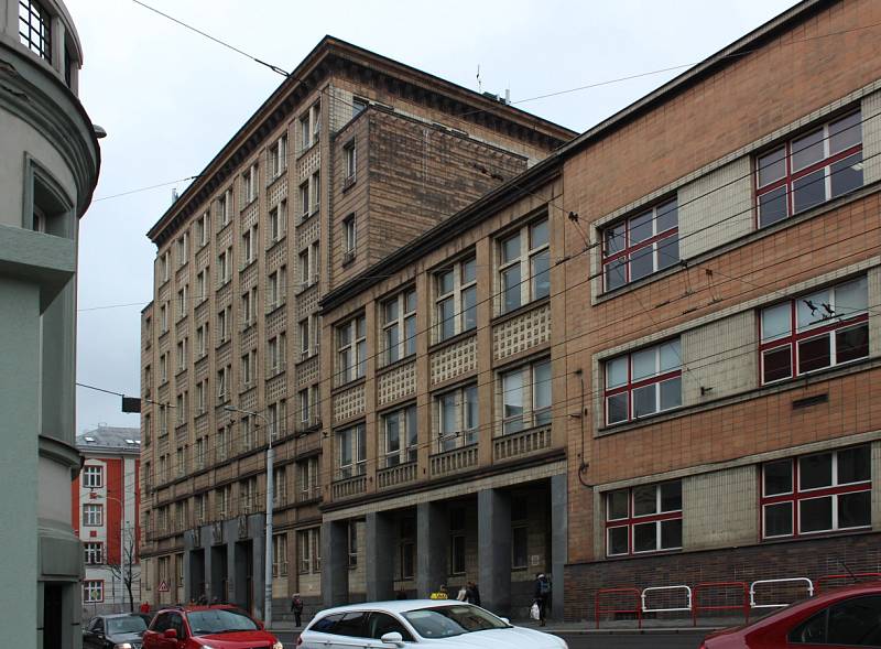 Studenti Ekonomické fakulty VŠB-TU Ostrava dlouhodobě navštěvují budovu v Sokolské třídě. Univerzita nyní zvažuje, zda budovu opraví, nebo postaví pro fakultu novou přímo v univerzitním kampusu v Porubě.