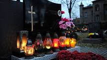 Na Památku zesnulých a dny kolem ní lidé více než kdy jindy navštěvují hroby, pokládají na ně květiny a věnce a zapalují u nich svíčky, které jsou symbolem života. Myslí na ty, co odešli nebo se za ně modlí.