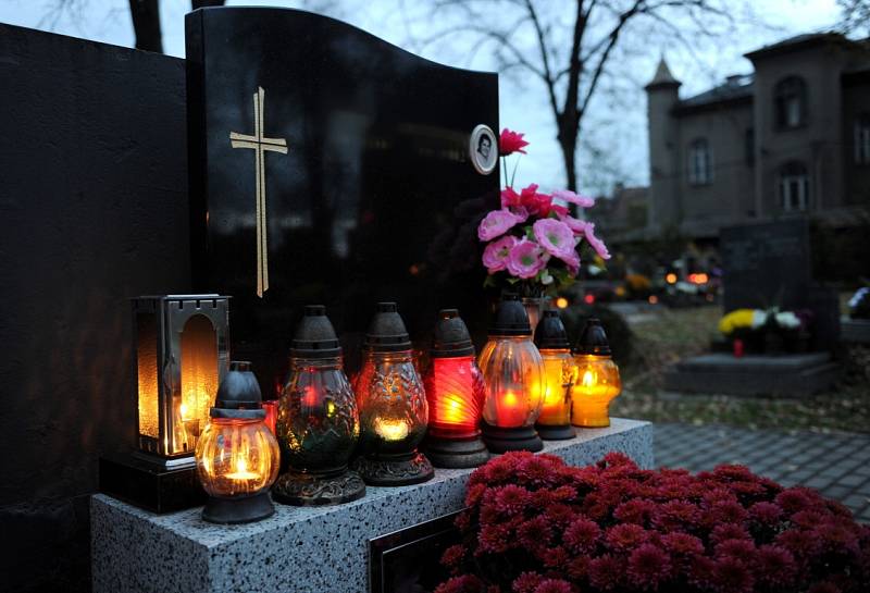 Na Památku zesnulých a dny kolem ní lidé více než kdy jindy navštěvují hroby, pokládají na ně květiny a věnce a zapalují u nich svíčky, které jsou symbolem života. Myslí na ty, co odešli nebo se za ně modlí.