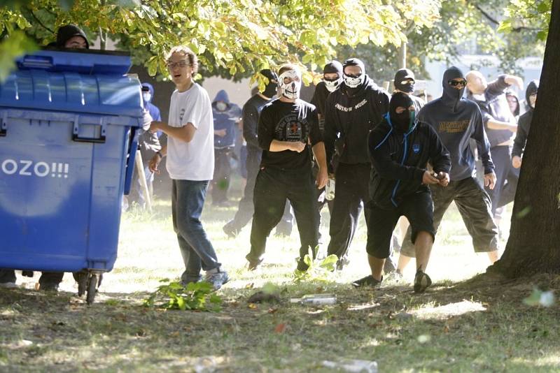 Střet radikálů s policejními těžkooděnci v ulicích Ostravy. 