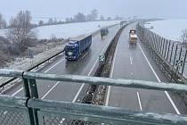 Sněžení od rána komplikuje dopravu na silnicích v Moravskoslezském kraji.