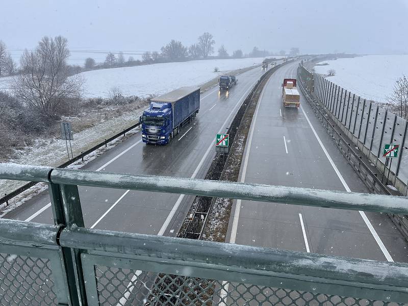 Sněžení od rána komplikuje dopravu na silnicích v Moravskoslezském kraji.