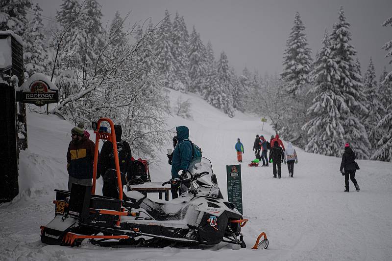 Turisté v Jeseníkách, 30. ledna 2021 na Ovčárně.