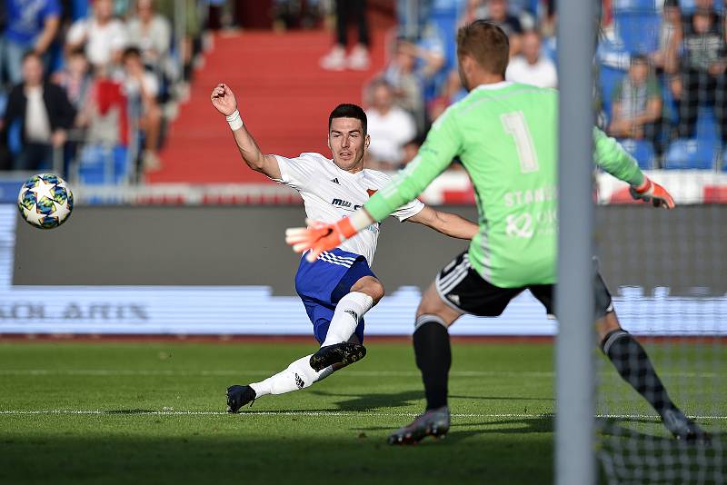 Utkání 9. kola první fotbalové ligy FORTUNA:LIGA, FC Baník Ostrava - SK Dynamo České Budějovice, 15. září 2019 v Ostravě. Na snímku (zleva) Robert Hrubý a brankář Českých Budějovic Jindřich Staněk.