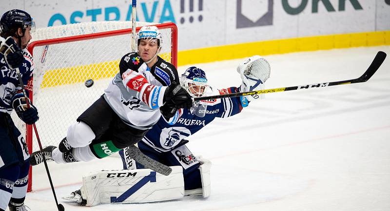 Utkání 8. kola hokejové extraligy: HC Vítkovice Ridera - HC Energie Karlovy Vary, 9. října 2020 v Ostravě. (zleva) Jakub Lauko z Karlových Varů a brankář Miroslav Svoboda z Vítkovic.