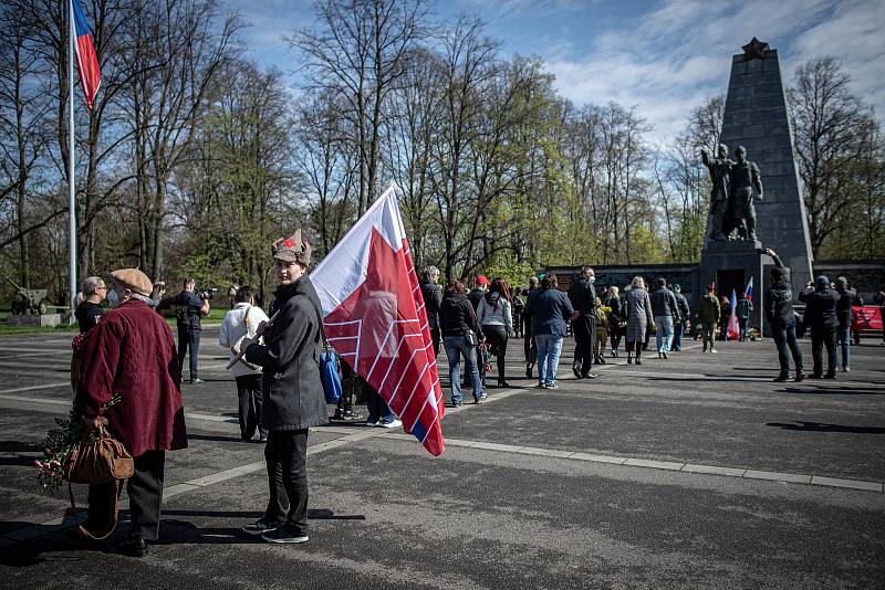 Čeští příznivci ruského motorkářského klubu Noční vlci se sešli u památníku vojáků Rudé armády v Komenského sadech, 30. dubna 2021 v Ostravě.