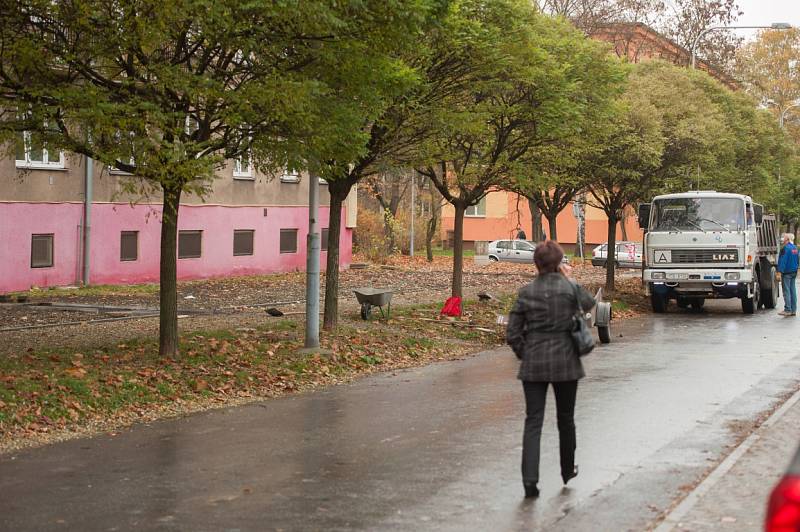 Prach a nebo bláto na silnici trápí obyvatele sídliště Fifejdy I. už řadu měsíců. Prodejna Baumax prý přistavuje.