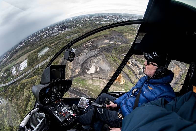 Vyhlídkový let nad Ostravou z Dolní Oblasti Vítkovice dne 22. dubna v Ostravě.