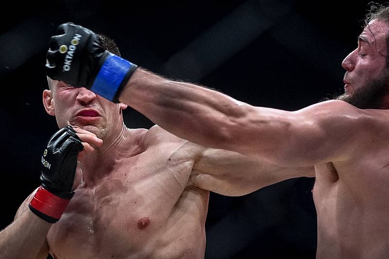 MMA Octagon 11 v Ostravar aréně, 16. března 2019 v Ostravě. Na snímku (v červeném) Miloš Petrášek proti Jeremy Kimball.