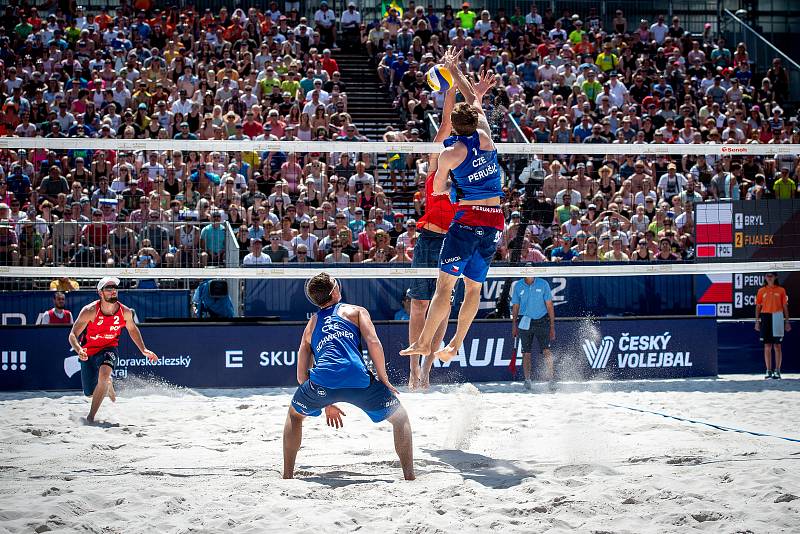 FIVB Světové série v plážovém volejbalu J&T Banka Ostrava Beach Open, 2. června 2019 v Ostravě. Semifinále muži, (1) Ondrej Perusic a (2) David Schweiner.