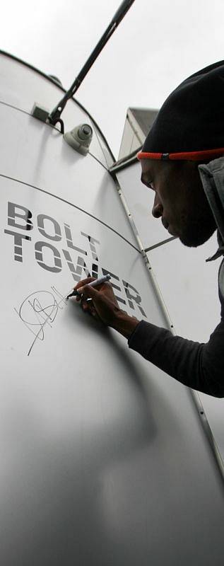 Usain Bolt podepsal novou vyhlídkovou věž v Dolní oblasti pojmenovanou jako Bolt Tower.