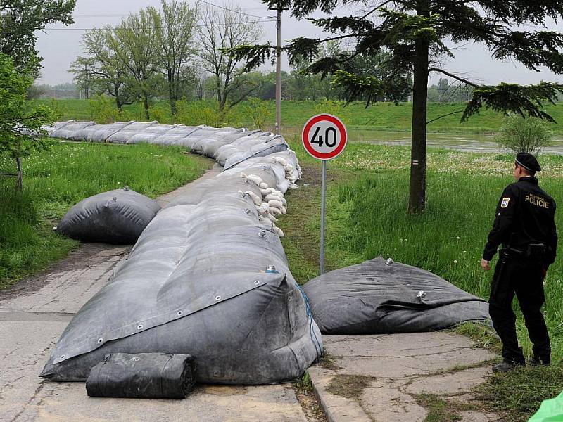 Protipovodňové opatření na řece Odře v Hrušově.