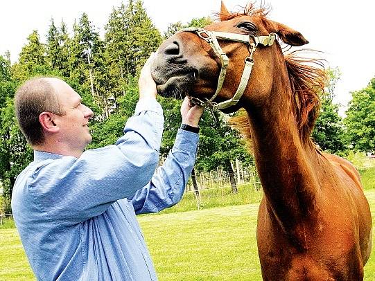 Ministr Petr Gandalovič při své návštěvě severovýchodu republiky zavítal také do jezdeckého klubu Frýdek-Místek.