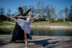 Natáčení speciálního streamu baletu NDM v rámci projektu Divadlo pod rouškou 9. dubna 2020 v Ostravě. Brittany Catalinas Haws (Angličanka) a Yago Catalinas Heredia (Španěl) – fragment z Labutího jezera.