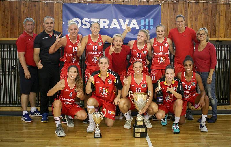 Basketbalový turnaj žen Memoriál Jiřího Jurdy: PINKK Pécsi 424 - Sokol Hradec Králové, 8. září 2019 v Ostravě.