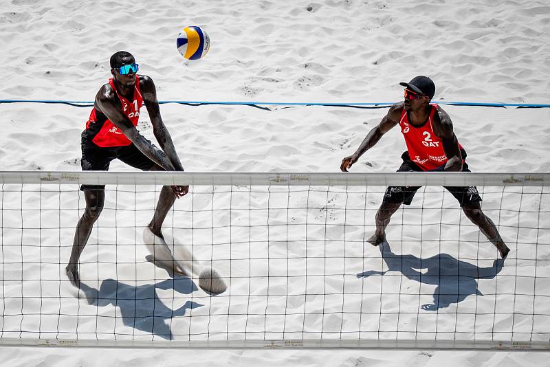 J&T Banka Ostrava Beach Open, 5. června 2021 v Ostravě. Cherif Younousse (QAT) a Ahmed Tijan (QAT).